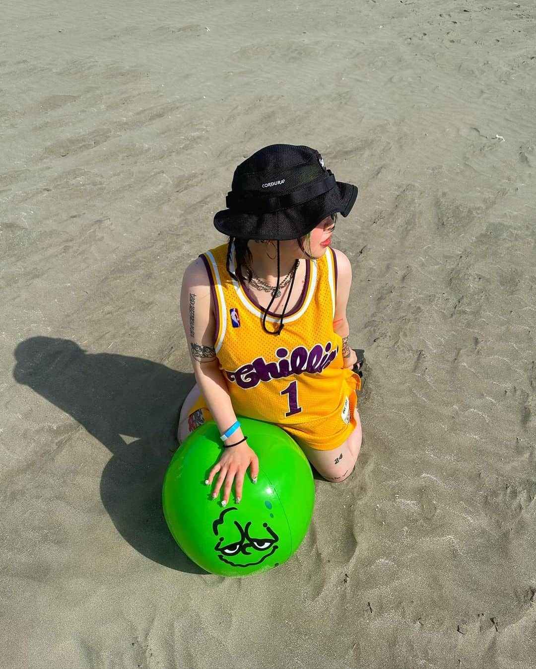 那須川梨々さんのインスタグラム写真 - (那須川梨々Instagram)「☺︎ 🏖️🪼🍉🌻 大好きなのんちと海行った〜🩷 ちょー楽しすぎた‼︎  いつも集合時間が夕方になってしまう2人だけど、起きて午前中から行動っ🏃‍♀️💨 たわいもない話をして気づいたら到着❗️  着いて早々にお酒🍻♥️ 写真も沢山撮って泳いでお酒🍺🫶🏻 🌊・🍺・🌊・🍺の繰り返し😂  幸せ幸幸🩷21歳だけどはしゃぎまくった〜😚  沢山食べて沢山遊んで日光浴びて☀️濃い1日でした❤️‍🔥  毎年行こうねっ🌈🌈🌈 お仕事頑張れます！🫶🏻  #休日 #夏休み #海 #summer #片貝海岸 #お酒 #tattoo #のんち 💜」8月19日 21時21分 - riri_0710