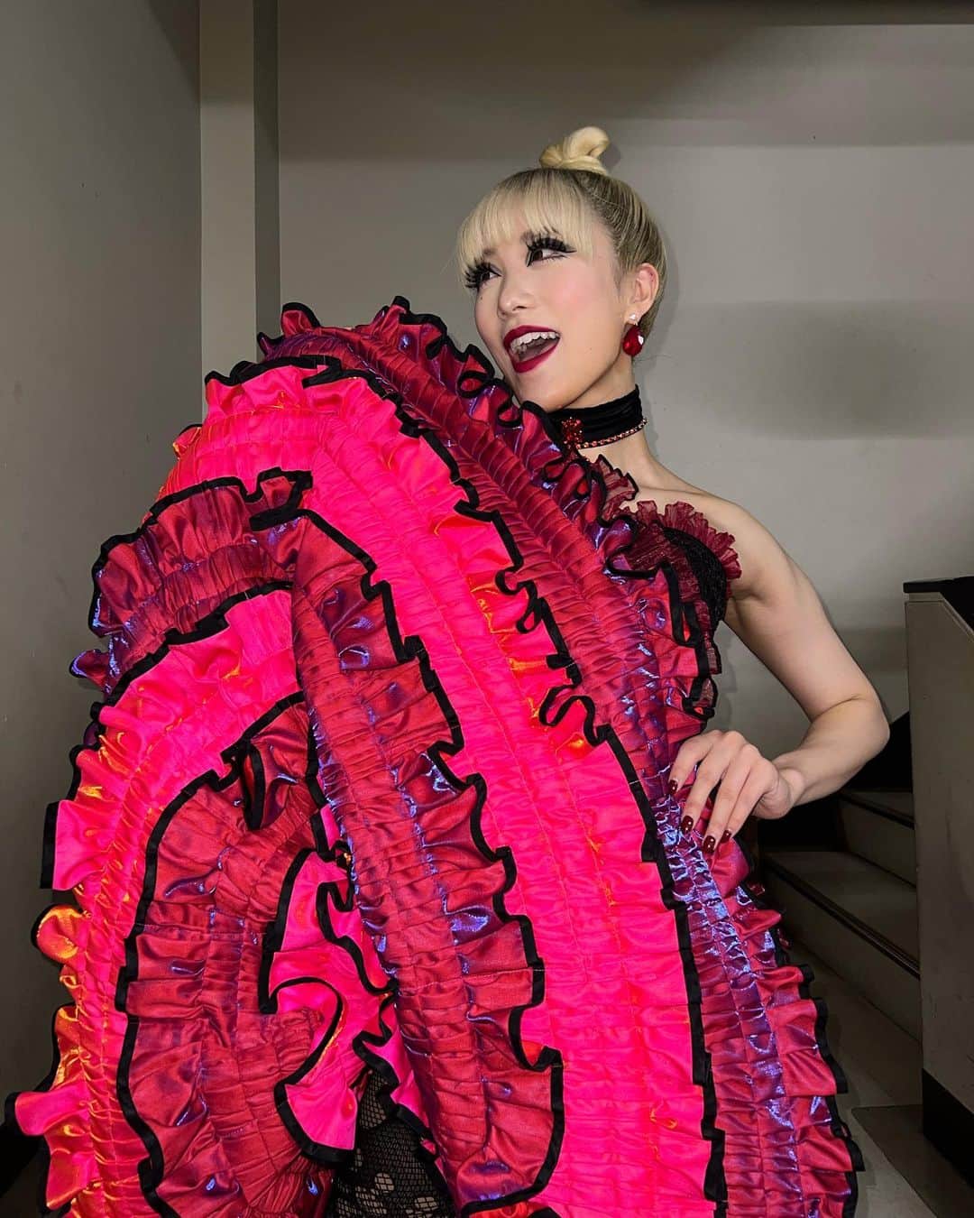 のインスタグラム：「. . 𝑾𝒆𝒍𝒄𝒐𝒎𝒆 𝒕𝒐 𝒕𝒉𝒆 𝑴𝒐𝒖𝒍𝒊𝒏 𝑹𝒐𝒖𝒈𝒆 💖  CANCAN with double corsets!!!  "昨日よりも1mmでも高く脚を上げる"という己の中だけの謎ノルマがあるので、毎回股を引き裂く勢いで脚を上げています。🤣🤣🤣  迫力満点のCAN CAN girls、並大抵の体力・ポテンシャル・根性じゃこなせない振付です。1秒たりともよそ見せずご覧ください❤️‍🔥🔥  全員を心からリスペクトしています💖  @enastgm_ @yurino.5 @aki_xoxo @sayaka_kato_ @akaneksm1217 @kotomi915 @yone23yone @rinoshinomoto @mai.sep  明日もできる CAN CAN CAN !!!!!🌈  #moulinrougemusical #moulinrougethemusical」