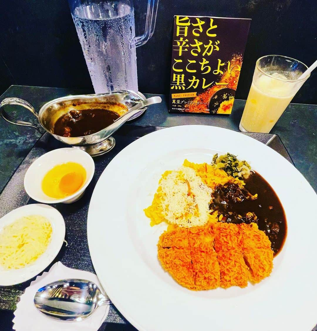 マイケル富岡のインスタグラム：「暑い暑い夏は汗をかきながらガツンとスパイシーな"黒カレー" オトナのコクと辛さ…生卵とチーズでカスタマイズ〜サクサク揚げたてカツレツにサフランライス…やみつき絶品だ♡ #萬栄咖喱 #maneicurry #curry #blackcurry #カレー #黒カレー #マイケル富岡 #絶品 #no1 #絶妙なコクと辛さと甘さ #旨さ #辛さ #俳優 #タレント #オープン #おめでとうございます #ラッシー #ご馳走さま  https://manei-curry.jp/」