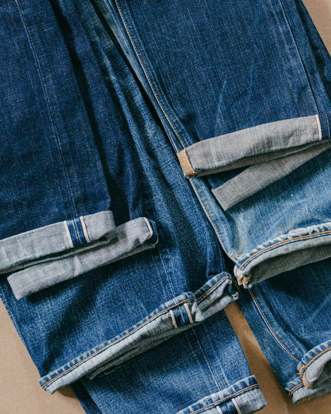 ヌーディージーンズさんのインスタグラム写真 - (ヌーディージーンズInstagram)「Discover the world of Dry Selvage and Dry Ace Selvage, two remarkable Japanese denim fabrics with distinct aging qualities. From unique color nuances to tactile textures and wear mark contrasts, these fabrics evolve in their own captivating ways.   Unveil the craftsmanship behind these denim wonders. Explore their journey of aging and their complementary attributes that make us insist on offering them side by side.」8月19日 21時22分 - nudiejeans