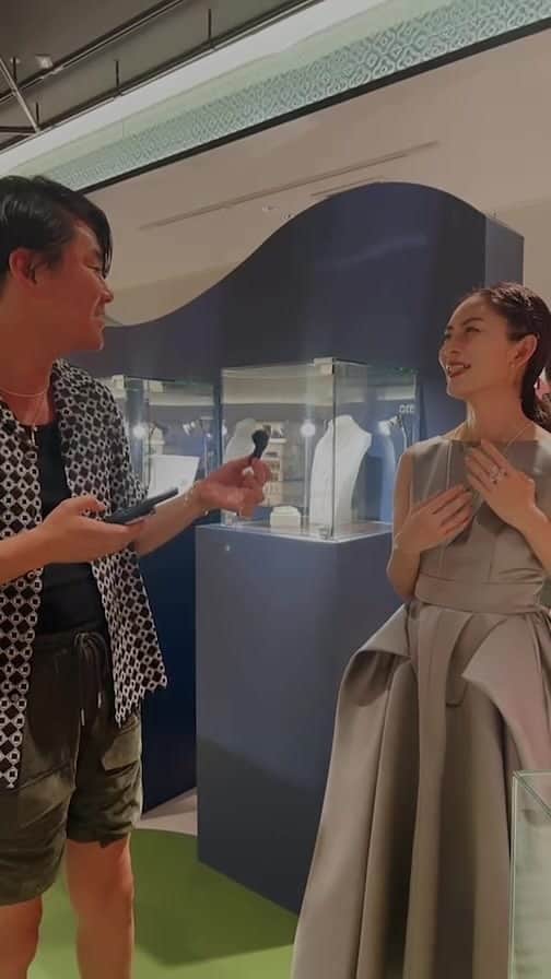 白澤貴子のインスタグラム：「@yon__jewelry  伊勢丹ポップアップ記念LIVE  私が日常着けているものや今狙っているもの、コラボアイテムの跳ね馬チャームご紹介、そしてYONへの想いなどを語らせていただきました♡  コラボの馬チャームはもうすぐまたもや完売とのことなので(各色1つずつ！)ご検討中の方はお急ぎください。」