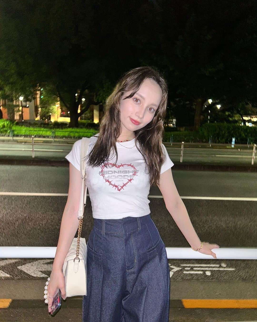 神谷侑理愛のインスタグラム：「夏の夜は涼しい日が多くて最高。🪐✨️ ⁡ このチビTとデニム超かわいい 1週間に1回は絶対着てる😹🩵‪ ⁡ tops：@aclent_official pants：@amr__official_ ⁡ #ノーマルフラッシュ #ノーマルカメラ # #パンツ #パンツコーデ #デニムコーデ #デニム #デニムパンツ #ワイドパンツ # #tシャツコーデ #tシャツ #ミニt #チビt #ミニtコーデ #夏コーデ #夏服コーデ #大人カジュアル #カジュアルコーデ #センター分け #セミロング #ヘアアレンジ #ゴールドアクセ #ゴールドアクセサリー #style #04  ⁡」