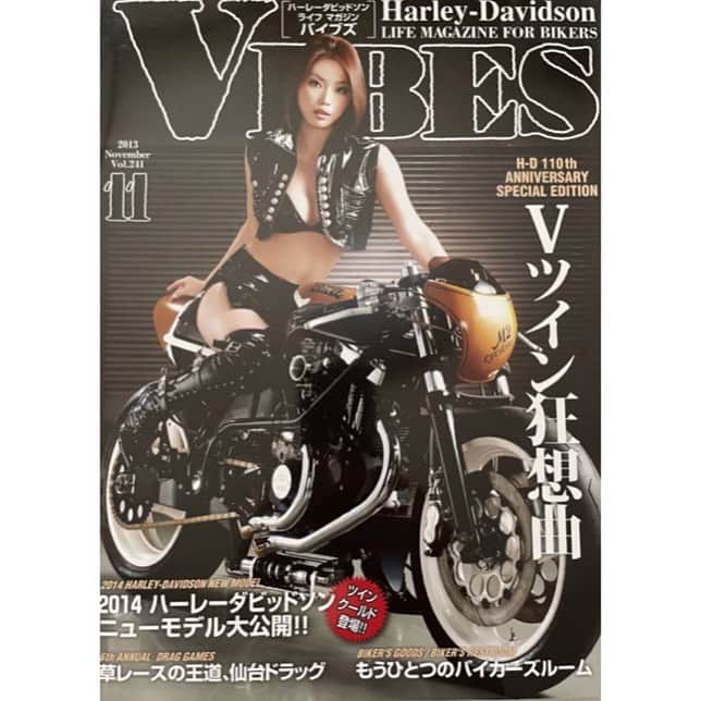 かすみりささんのインスタグラム写真 - (かすみりさInstagram)「🐰💕 ． 今日、8月19日はバイクの日🏍 ． バイク雑誌「VIBES」さんの表紙をさせていただいたときのものをどぞ(´｡•∀•｡)っ⌒♡｡． ． #バイクの日 #vibes #bike #japan #tokyo #love #smile #happy #peace #🏍 #🖤」8月19日 21時24分 - risa_kasumi