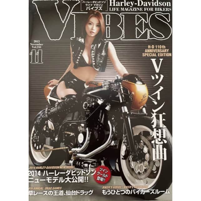 かすみりさのインスタグラム：「🐰💕 ． 今日、8月19日はバイクの日🏍 ． バイク雑誌「VIBES」さんの表紙をさせていただいたときのものをどぞ(´｡•∀•｡)っ⌒♡｡． ． #バイクの日 #vibes #bike #japan #tokyo #love #smile #happy #peace #🏍 #🖤」