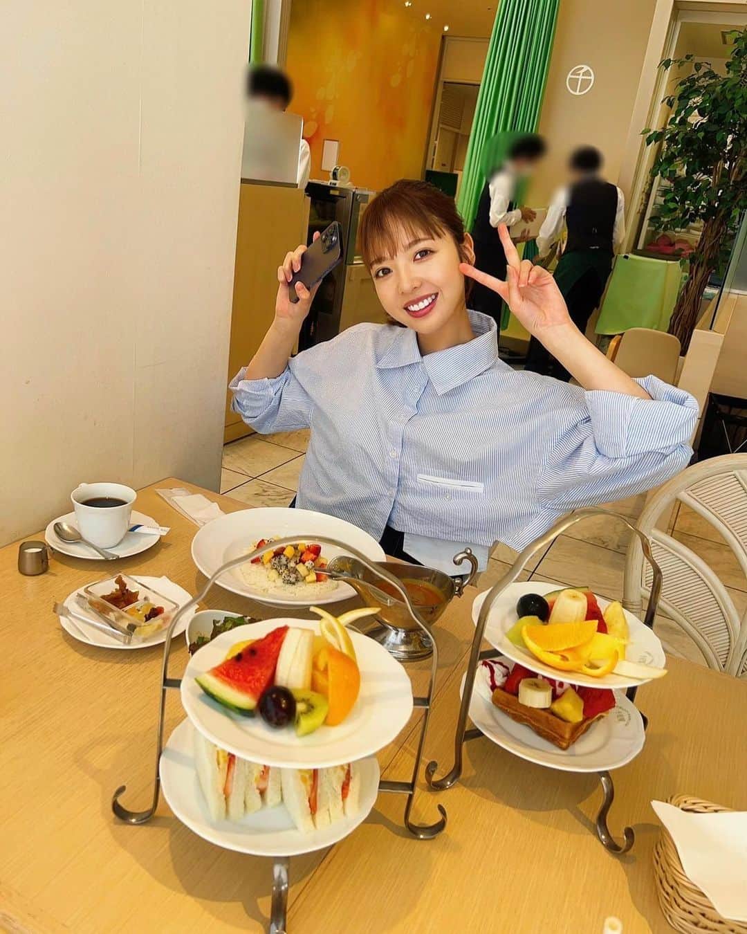 和田まあやのインスタグラム：「母親が東京遊びに来てくれた😍 一緒にたくさん観光しましたっ✨ 行き当たりばったりで色々なお店行ったりしました😹 数日でかなり日に焼けだと思う☀️あっちっちー🍉 母親の手料理美味しすぎっ🤤 今日はチーズケーキ作ってくれたっ❣️」