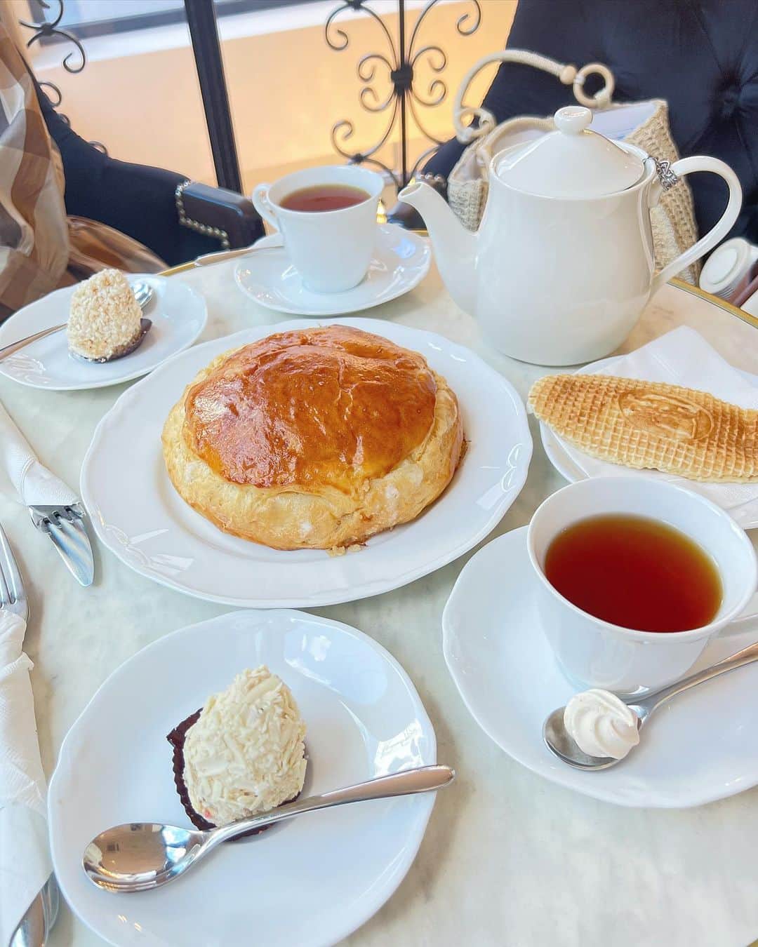 ハルナさんのインスタグラム写真 - (ハルナInstagram)「𝑨𝒖𝒙 𝒎𝒆𝒓𝒗𝒆𝒊𝒍𝒍𝒆𝒖𝒙 𝒅𝒆 𝑭𝒓𝒆𝒅 ☕️ ． ⁡ ここのカフェ好きでまた行ってきた♡ パンも紅茶も美味しいし、 店内もかわいいのにコスパ良くておすすめ♡ ⁡ 𓂃クラミックシュガー🍞 𓂃メルべイユ🧁 𓂃ワッフル ヴェルジョワーズ🧇 ． ． #過去pic #神楽坂カフェ #auxmerveilleuxdefred #カフェ巡り #カフェ巡りコーデ #私服コーデ #フォロー #いいね返し #좋아요 #좋아요환영‪ #photography #likesforlike #instalike #followers #followforfollowback #nippon #japan #fashion #fashionstyle #japanesegirl #instagood #instamood」8月19日 21時31分 - haruna_h616
