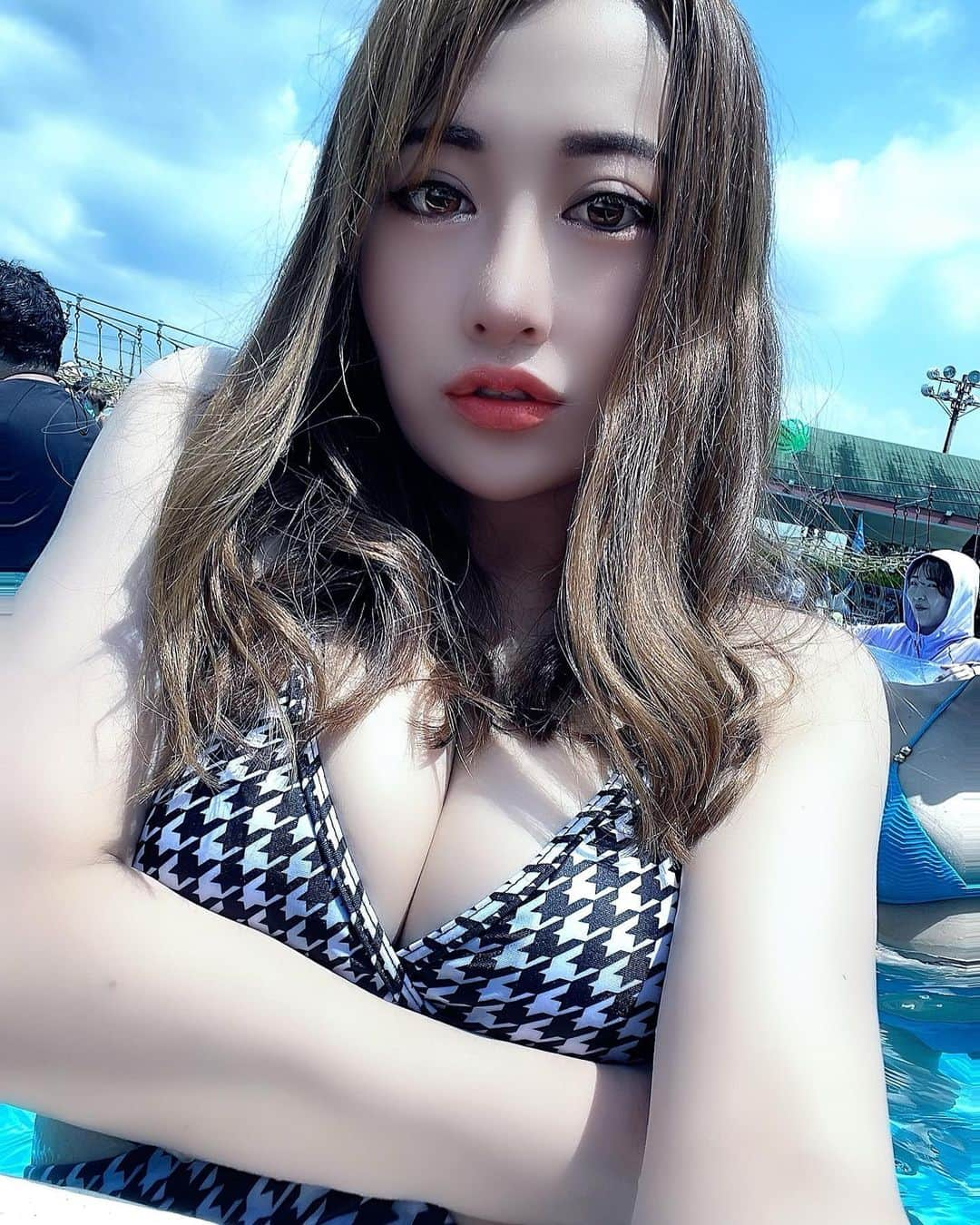 リアラさんのインスタグラム写真 - (リアラInstagram)「@lavia_official   この水着デザインも胸下でクロスでsexyでcute♡  #水#swimwear#sea#poolparty#サマーランド#summer#夏#sexy#bute#韓国#korea#nightpool#キャバ嬢#キャバクラ#プロレスラー#リアラ」8月19日 21時32分 - riaranyan