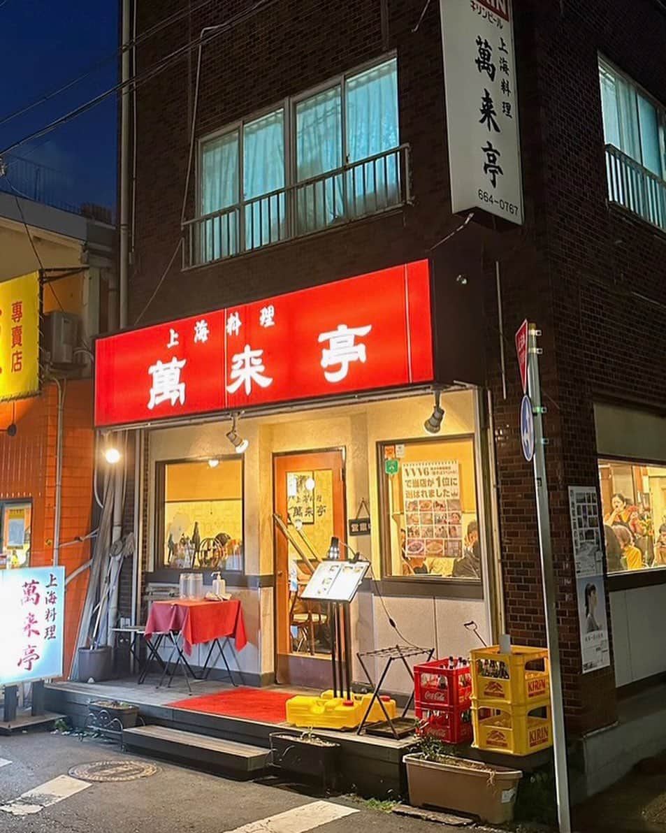 フォーリンデブさんのインスタグラム写真 - (フォーリンデブInstagram)「この焼きそばが食べたくて！ 横浜中華街の「萬来亭」は、目の前に製麺所と販売店もある、自家製麺にこだわるガチ中華料理店🌟  だからこそ名物の「上海焼きそば（940円）」は、むっちりとした弾力が楽しめる極太麺で、濃厚なオイスター醤油ソースと絡みまくり❗️  ニンニクがきいた「キュウリと枝豆の和え物（1040円）」や、あえてレア感を残した「イカの醤油ソース和え（1270円）」など、どれも食欲そそる美味しさだし、夏バテも吹っ飛びそうだね🙌✨  --------- 🍴萬来亭（Banraitei） ☎️045-664-0767 📍神奈川県横浜市中区山下町126  🚃元町中華街駅から徒歩5分 💰食べログ予算: 昼¥2000- 夜¥1000- ⏰月火水金11:30-14:00、17:00-20:30、土日祝11:30-20:30（木曜定休） - #神奈川グルメ #横浜グルメ #横浜中華街グルメ #横浜中華街ランチ #萬来亭 #個室なし #上海焼きそば #自家製麺 #生麺だけのテイクアウト1玉100円 #家でも焼きそばやりたい #japanfood #japantravel #yokohamafood #yokohamatravel #myyokohama #foodtrip  - ▼ エリア&ジャンル検索 #フォーリンデブ神奈川 #フォーリンデブ横浜 #フォーリンデブ横浜中華街 #フォーリンデブ中華」8月19日 21時36分 - fallindebu