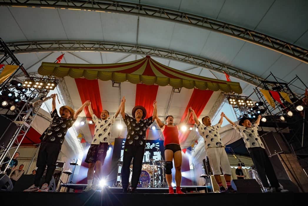 上江洌清作のインスタグラム：「モンバス‼️  🎪モンスターサーカス🎪  トリの時間帯を務めさせて頂きました🤡🤙🏾🌴👌🙏  遠い中、激アツ西陽の中  盛り上げてくれた皆様  ありがとうございました❣️  にしても  ただのサーカス団だねw  嫌いぢゃない  イメージ通り🤡🎪  理想通りです🤡🎪  #mongol800   #モンパチ」