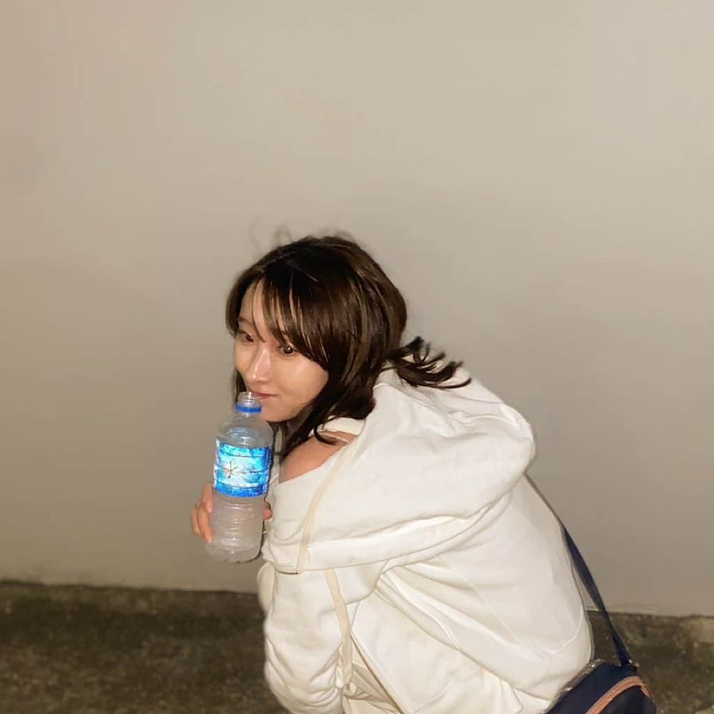 塚本颯来のインスタグラム：「🌨️  校則で禁止されていたので 歩きながらお水を飲むのが苦手なのですダ🌀  歩きながら飲めないことと、そもそも「水」という存在を忘れて生きてしまいがちなので、この夏の時期は特に頑張ってお水を飲んでおります✊🏻目標は1日2ℓです…ひゃ〜  みなさんも水分をたくさんたくさん摂って、 健康第一に過ごしてくださいね🌱  #ootd #resexxy」