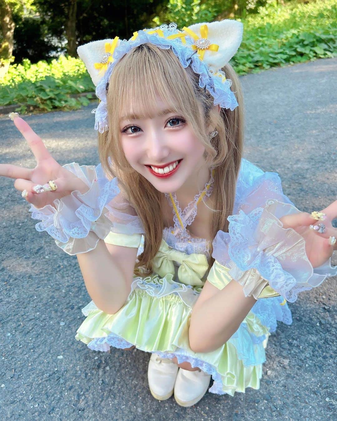 椎名栞のインスタグラム：「黄色担当🐱💛 . . . . .  #アイドル  #地下アイドル  #地下ドル  #live  #黄色」