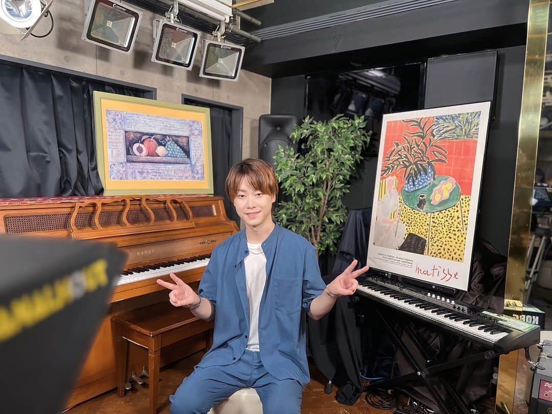 はやぶさのインスタグラム：「横浜、関内のテレビスタジオにて。 大雨過ぎて、雨が壁を叩く音がスタジオ中に響いていました（笑） さすがにオンエアでは聞こえないと思いますが・・・お楽しみに（笑）  【EN】  At a TV studio in Kannai, Yokohama. It was raining so hard that the sound of the rain hitting the walls echoed throughout the studio (LOL). I don't think you will hear it on-air, but... enjoy (LOL).  #はやぶさ #ヒカル #ヤマト #大滝ひかる #駿河ヤマト #イベント #一日一枚  #写真  #hayabusa #hikaru #yamato #event  #picstory  #picstagram #photooftheday  #photogram  #hayabusadiary  #はやぶさの日記  #fotohariini #musicoftheday  #今日の音楽  #laguhariini」