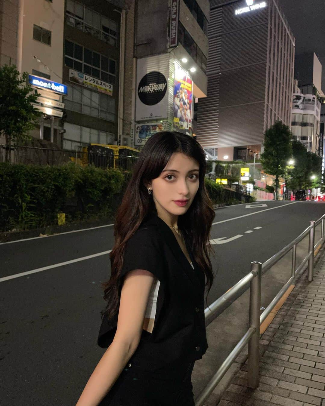 エブラヒミ椎菜のインスタグラム：「・ どの季節もモノトーンが結局好き  Vest: @cielair  Cami tops: @hm  Pants: @grl_official  Earrings: @shein_japan 【10359643】  #モノトーンコーデ #ブラックコーデ #ベストコーデ #ジレコーデ #instagram #instagood #instalike #ootd #좋아요그램 #좋아요반사 #좋아요테러 #좋반 #오오티디룩#いいね返し #단발머리 #미용실 #데일리룩 #머리스타그램 #좋아요폭탄 #팔로우미 #셀카 #셀끼꾼 #01년#01」