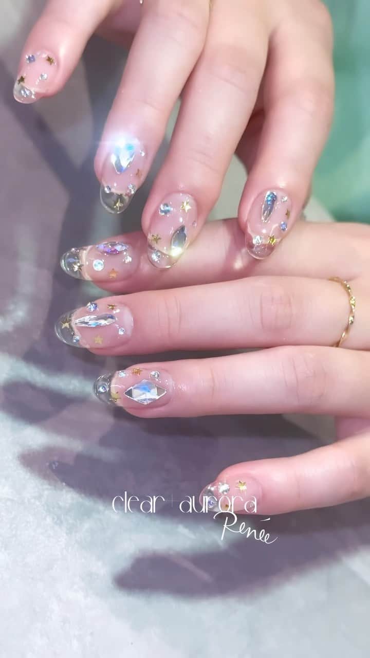 埜藤理恵のインスタグラム：「クリアにストーン 土台がクリアだからこそ生きるデザイン⭐︎  この長さと形ほぼ削り入れずに ちょうどいい長さでいつもより さらに時短♡  apres Gel-X TOKYO STYLE ROUND SOFT GEL produce by @nailfumi  @apresnailjapan  @apresnailofficial   □ Rie Nofujiプロデュース @tree01official エプロン 好評発売中  □ Renée professional brush シリーズ ＊オーバル ＊トップフレンチ ＊スマートフラット Renée web shop 全国ネイルディーラーにて発売中 プロフィールURLより飛べます  □ 店舗詳細 ⇩ 大阪府大阪市北区堂山町1-2 R&Eビル3階 am10:00〜pm20:00 JR大阪駅から徒歩7分 阪急梅田駅から徒歩7分 御堂筋梅田駅から徒歩7分  ご予約は サロンの公式LINEより受け付けております。 @rrieenee プロフィールURLより LINE飛べます。 LINEにて行き方動画も配信しておりますので ご参考くださいませ」
