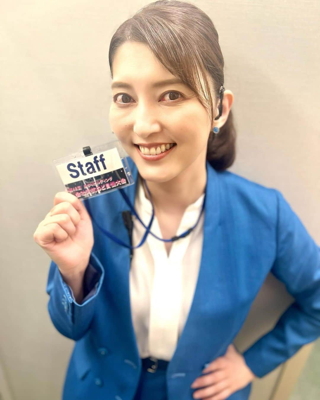 朝夏まなとさんのインスタグラム写真 - (朝夏まなとInstagram)「#シャインショウ はじまりました🍻 お客さまの笑い声にパワーいただいてます🫶  写真は花乃ちゃん @mariakano_official が撮ってくれて ミキティーが @yanagi_miki 見守ってくれました笑 ２枚目は2人のイチオシですっ😙  #シアタークリエ に笑いに来てください✨ お待ちしております🗻  #shineshow #鈴本真紀 #朝夏まなと」8月19日 21時44分 - asaka_manato_official