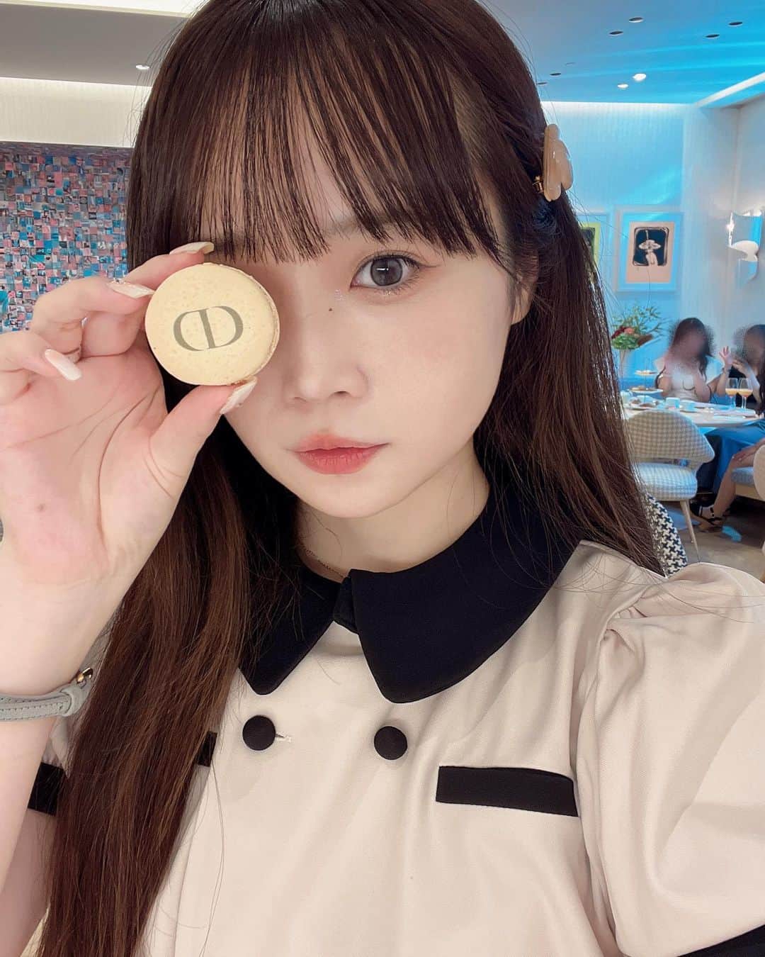 のインスタグラム：「🧸💝 ⁡ ⁡ ⁡ にいなとDiorのカフェ行ってきた…緊張した笑 全然味覚えてないけど多分美味しかったし内装可愛かった~^.ˬ.^♡ 銀座でお揃いの鞄も買ったんだ👜ﾋｭ~ ⁡ ⁡ バケ会大作戦で販売したブロマイドが 08/20~09/03で全国の主要コンビニでeプリントできるようになりました🥹🫶 ランダム全15種でイベントで販売したのとは違うカットになります~🐾 売上は全て動物愛護団体に寄付させて頂きます🐶 ⁡ ⁡ #になあず」