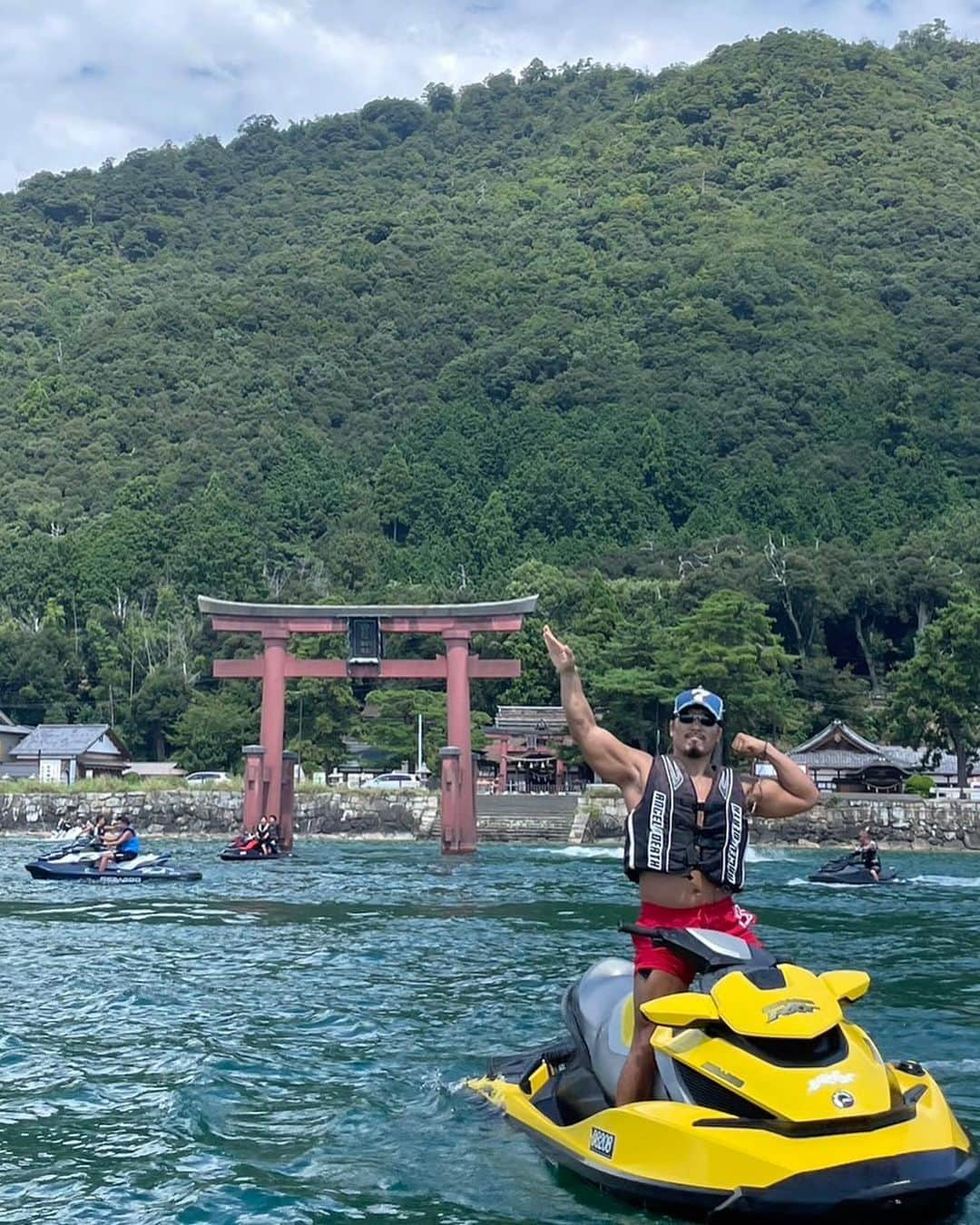 鷹木信悟さんのインスタグラム写真 - (鷹木信悟Instagram)「5年ぶりの琵琶湖合宿〜🏖️ 合宿と言っても遊んでるだけだけど🤭 あ、日焼けはしてるよ！笑 安全運転で5年分楽しみました✨ #感謝🙏 #琵琶湖 #滋賀県 #ジェットスキー  #夏休み #prowrestler #日焼け #BBQ」8月19日 21時47分 - takagi__shingo