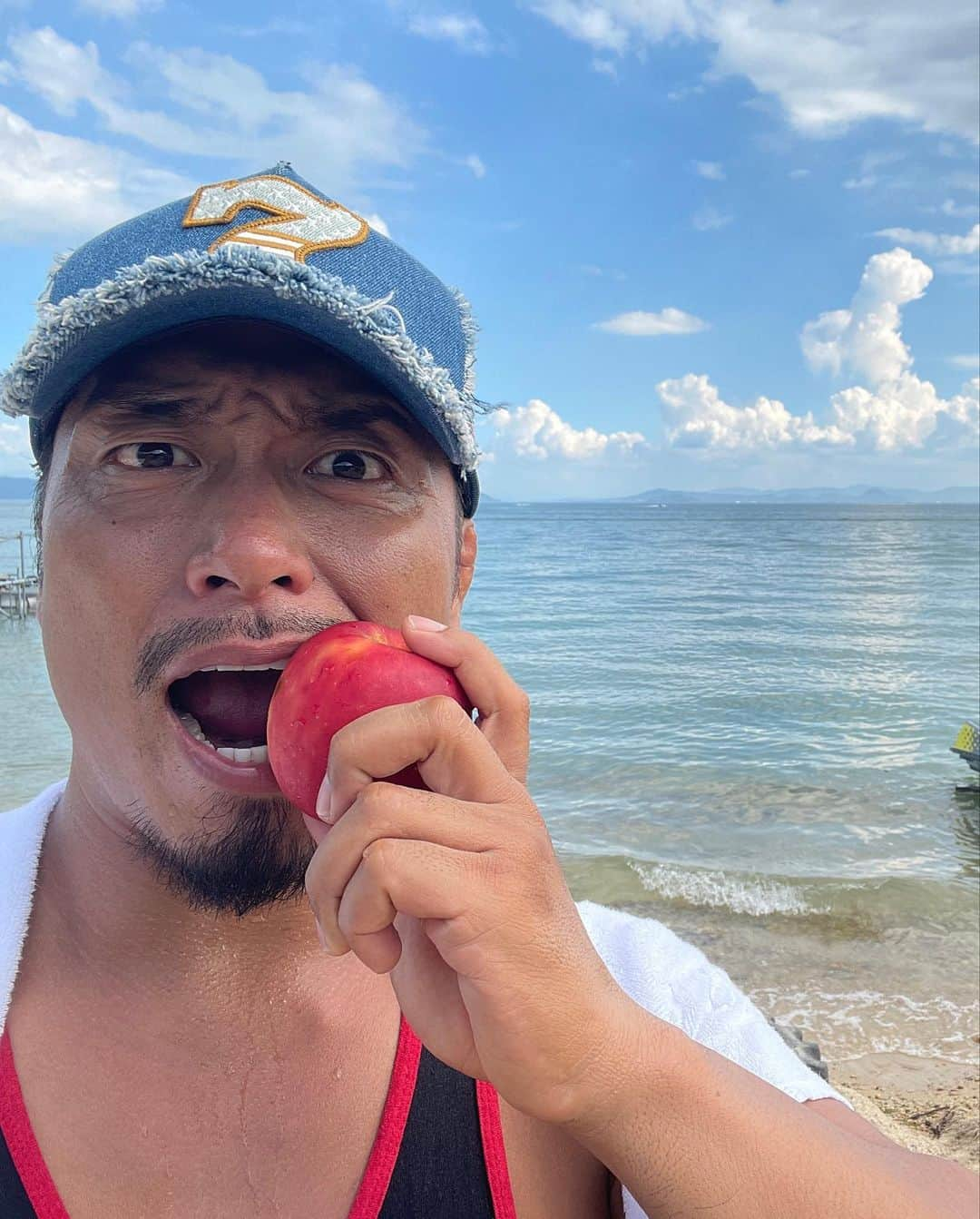 鷹木信悟さんのインスタグラム写真 - (鷹木信悟Instagram)「5年ぶりの琵琶湖合宿〜🏖️ 合宿と言っても遊んでるだけだけど🤭 あ、日焼けはしてるよ！笑 安全運転で5年分楽しみました✨ #感謝🙏 #琵琶湖 #滋賀県 #ジェットスキー  #夏休み #prowrestler #日焼け #BBQ」8月19日 21時47分 - takagi__shingo