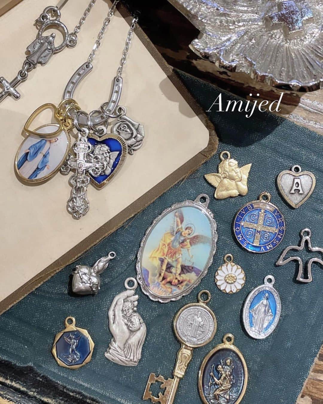 のインスタグラム：「POPUP at 大阪梅田ルクアイーレ 🦋8/24(thu.)まで🦋  @wjri.o.isetannews  大阪梅田ルクアイーレ2階 イセタンアーバンマーケット 8/11(fri.)-8/24(thu.) 10:30-20:30  世界を旅して集めた教会チャームをネックレスやブレスレットに。 silver925のリングやピアスもデザイン豊富にご用意しております  また、世界各国から集めたヴィンテージのボタンをお選び頂き、オリジナルのシルバーリングオーダーも開催🪞 店頭にてボタンをお選び頂き、リングのサイズと併せて受注いたします。  この機会に是非お越しくださいませ✴︎」