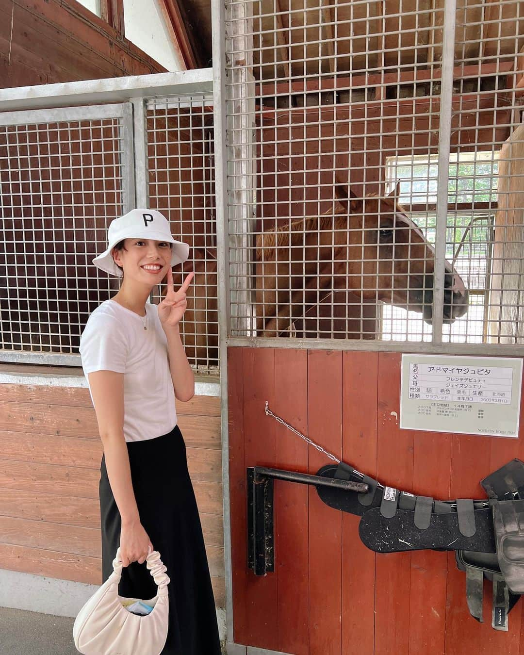 土屋巴瑞季さんのインスタグラム写真 - (土屋巴瑞季Instagram)「涼みに北海道へ！ ゴルフもやりました⛳️ 夜は温泉でゆっくり。 インデアンカレーはまた絶対に食べたい😋 何より広大な自然の中を、のんびりドライブするのが最高！ フィニアスとファーブの歌を歌いながら🚗 (夫は私が疲れてくるとすぐにフィニアスとファーブを流す。笑) 数日間、自然に癒されました🫶🏻 最後の写真は、この旅行で読んだ本📕」8月19日 21時50分 - hazukitsuchiya