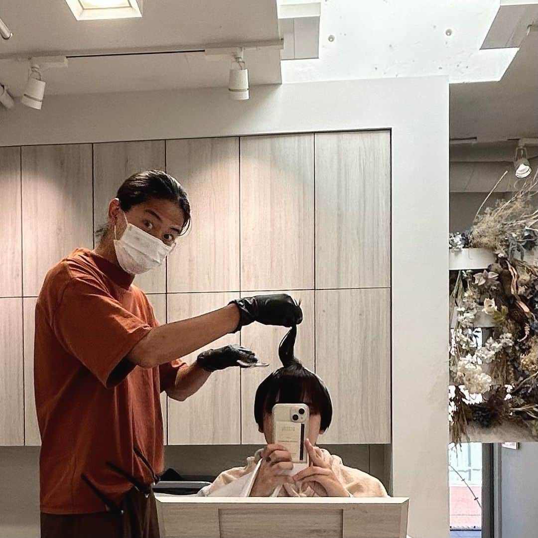 坂本澪香のインスタグラム：「徐にやってみたいんだよねえ。と スペシャルケア塗り塗りしてくださいました泣 すごく和みました。 坂口さんに感謝です。 #みおちゃんの毛刈り」