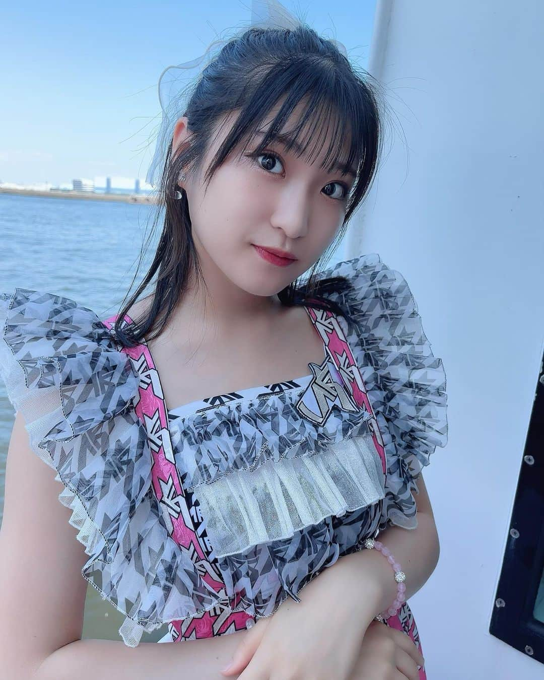 住田悠華のインスタグラム：「海の上🌊🚢  今日は、#夏クル2023 でした🫶  人生初の船🚢 ドキドキしたけど無事に戻ってこれました🫡  来てくださった皆さん炎天下の中だったのでゆっくり休んでください🥺 暑いのにありがとう💗  また1つみんなと思い出が増えました🫶  そしてその後は、水着衣装チェキ会でした🥺 たくさんの方が買って下さって嬉しかったです♡  ありがとうございました😭  これからメッセージもかくので届くの楽しみにしててね💗  ForUで久しぶりの方とも話せてとっても充実してました🫶  また明日もライブ！ よろしくお願いします🫣🤍  #船 #船上 #海 #神奈川 #ライブ #idol #アイドル #ハーフアップ #衣装 #18 #05 #アプガ #アップアップガールズ仮 #住田悠華」