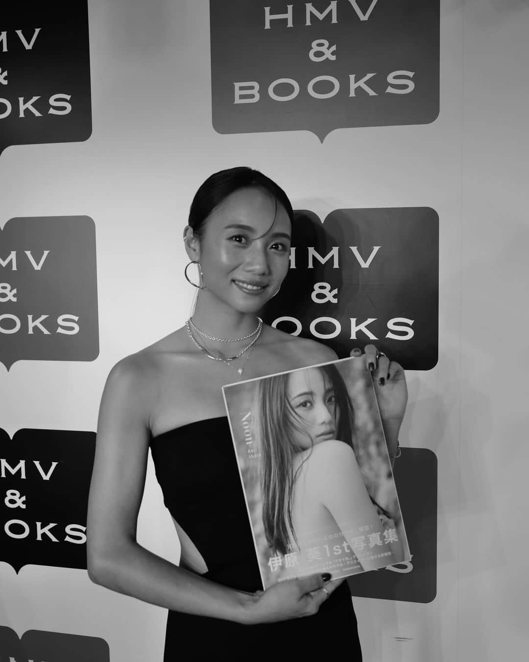 のインスタグラム：「写真集発売イベント無事に終了🌙🙏🏻  たくさんの方に久しぶりにお会いすることができて、とーーっても嬉しかったです♡  北海道、沖縄、大阪、福島、愛知、山口、鳥取…他にもいろんな県から会いに来てくださって、本当にありがとうございました🙏🏻🥹  やっぱり、対面して目と目を合わせてお話しできるっていいね✨  たくさんのパワーを頂きました♡  また、みなさんとお会いできる機会を作れるように頑張ります💪🏻  Noon🌙絶賛発売中なので、ぜひ沢山の方に手に取って頂けると嬉しいです☺️  今日も最高のメンバーで、とっても素敵にしてもらったよー🦋  ともこさん、わっこさん いつもありがとうー🫶🏻🫶🏻  dress @leinwande_official  jewelry @blanciris_official @mariha_official @prmal_jewelry @e.m.__official  shoes @alm._official  (私、こんなに焼けてるの？ってくらい黒くなってるけど、ヘルシーってことで♡吸収しちゃうのよ☺️)  #noon_aoiihara」