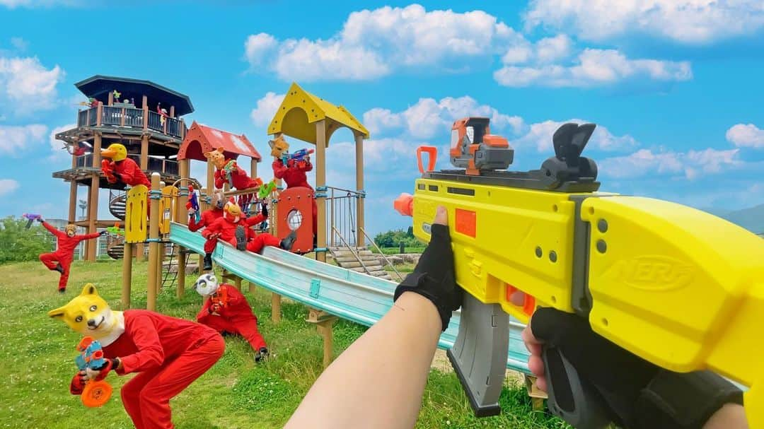 Kamiwaza Trickshotsのインスタグラム：「Nerf War | Amusement Park Battle 43🔫 ナーフ戦争 | CQB Limited編🔥公開  今回の舞台は大阪にある室内サバゲースタジオ！！ コンセプトの異なる２つのエリアで激しいナーフの戦いが繰り広げられております😎🔥  @cqblimited  お忙しいなか撮影に全面協力して頂き本当にありがとうございました🙏  @kamiwaza.tomo @nari_kamiwaza @hidetorian  #nerf #nerfwar #nerfgun  #youtube #cqblimited #大阪室内サバゲー」