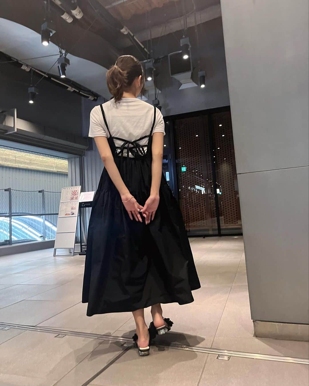 のインスタグラム：「今日の私服☻☻  暑すぎる夏はポニーテールに限りますね！？！？  HONEYMIHONEYのワンピース、 ボリューミーなのと、 後ろがリボンになってるところが可愛い~~！  RANDAのミュール、ヒールのところが宝石みたいな感じでクリアになってるのがとってもお気に入り💎  #ootd #honeymihoney #randa #ポニーテールアレンジ #ポニーテール #fyp #f #私服コーデ #渋谷 #で #杏樹 #に #撮ってもらったよ #衣装」