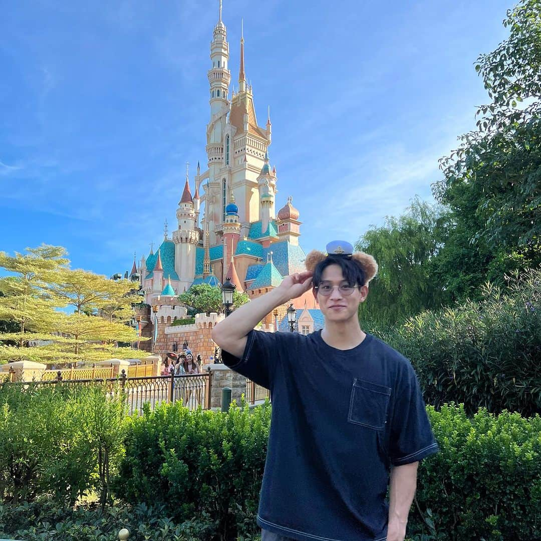 中道理央也のインスタグラム：「HK Disney🐭🇭🇰  #めちゃくちゃ狭い #半日あれば全部回れる #毎日やってる花火がすごい #花火だけでも十分価値ある #ただ待ち時間ひたすら暑い #園内スタバある天才 #チュロスない無念さを #キャラクタードーナツで満たす」