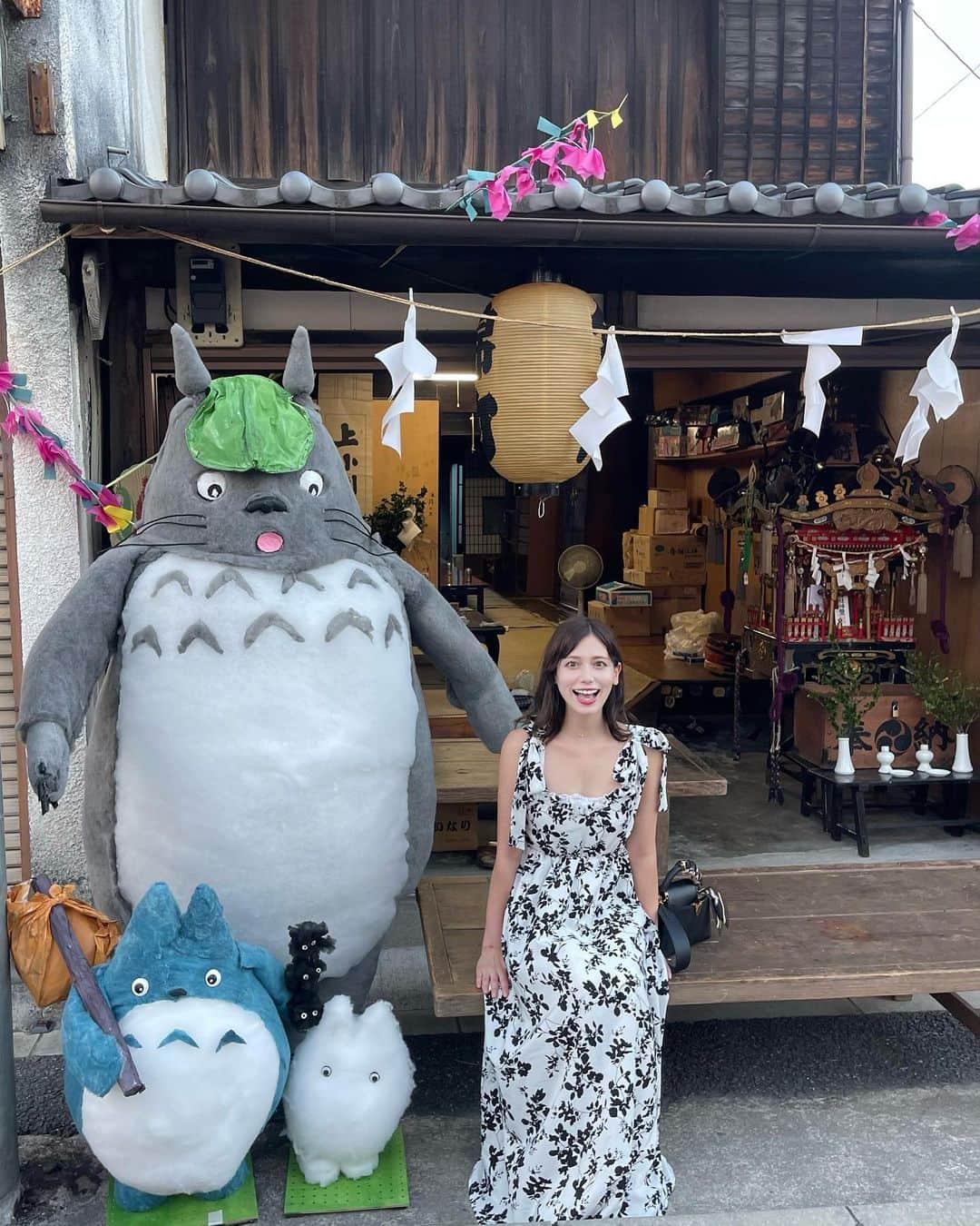 アシュリー千帆のインスタグラム：「.  小京都　小川　🍁🏯✨  私の育った場所！ 東京から日帰りで行ける🚃🚗  実は！！ 私の夢のラストは小川町にあるのです✨💪  長くなるので詳しくはまた今度語るとして、、！  小川町の和紙は文化遺産だし 日本酒の蔵も3つ、ワイナリー、ビール工房もある！焼酎もある！！ 日本五大名飯もあって、有機野菜も有名。他にもたくさんいいところがある🫶  そしてなんといっても自然が最高に綺麗です🏔️  褒めすぎるとあれなのでデメリットもいうと、なぜか電車が止まりやすい。笑 学生時代1番の悩みはそれでした。笑  また早くかーえろ〜🐸  .」
