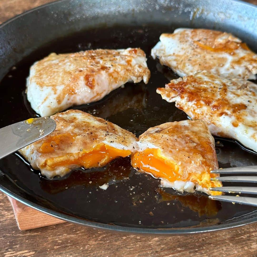のインスタグラム：「ふたつ折りの目玉焼き てりやき味 Teriyaki fried eggs #yummy #homemade #healthy #eggs #friedegg #sunnysideup #teriyaki #おいしい #目玉焼き #卵 #照り焼き #おつまみ #お弁当 #マカロニメイト #フーディーテーブル #手作り  好きな油、卵4個(半分に折って一旦取り出す) たれ→しょうゆ大1、みりん大1、酒大1、酢大1、砂糖大1/2、塩胡椒(そこそこ煮詰めて卵を戻し絡める) Oil, 4 eggs(hold in half and remove) Sauce… 1 tbsp soy sauce, 1 tbsp mirin, 1 tbsp sake, 1 tbsp vinegar, 1/2 tbsp sugar, salt and pepper(simmer and put eggs back)」