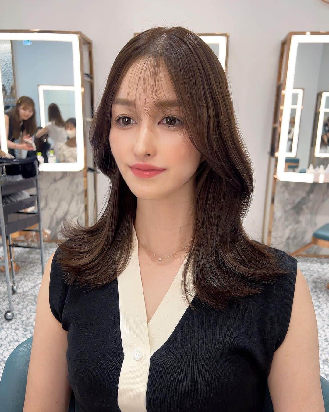 蒼真海（まみへえ）さんのインスタグラム写真 - (蒼真海（まみへえ）Instagram)「💇‍♀️💇‍♀️💇‍♀️ 最近はSHIMA銀座 中華系🇨🇳強めお姉さんに なりたくて 得意な布川さんにお願いしてる✨ ㅤㅤㅤㅤㅤㅤㅤㅤㅤㅤㅤㅤいつも髪色もカットも完璧🩶 ㅤㅤㅤㅤㅤㅤㅤㅤㅤㅤㅤㅤ 髪伸ばして色々髪型 やりたいな🩵  #SHIMA #銀座 #銀座美容院 #中華系女子  #ワンホン  #ワンホンヘア #セミロングヘア  #セミロング」8月19日 22時11分 - mami_0110