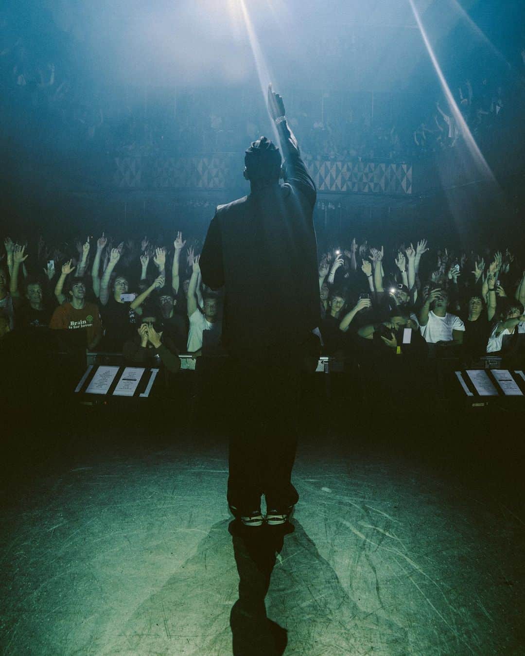 プシャ・Tのインスタグラム：「8/17  COPENHAGEN, DENMARK   ITS ALMOST DRY TOUR (FINALE)  “GOD SAVE THE KING”  STILLS  📸: @growupbrendan」