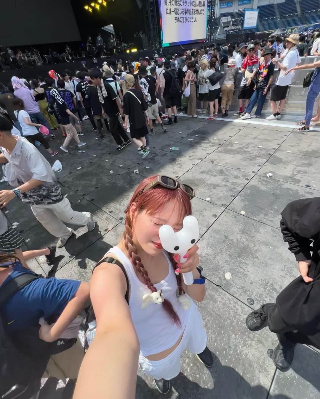 のインスタグラム：「ニュジ を見にサマソニ🐇 みーんなかわいすぎるのはもちろん、バンドバージョンのクッキーやアテンションはフェスにピッタリのサマーソング化してた🌺 ニュジの代償がでかすぎて熱中症、日焼けがプチやけどレベルになり冷やしまくってるけど🫨頼もしい仲間(雪丸さん)いなかったら確実にリタイアしてた🤣 汗でどろっどろになるから、マスカラとラインストーンのみでメイクしたけど、鼻のストーンはいつのまにか無くなってた( ⍤ ) こんな近くで見れるフェスは中々ないから嬉嬉♡̷♡̷」