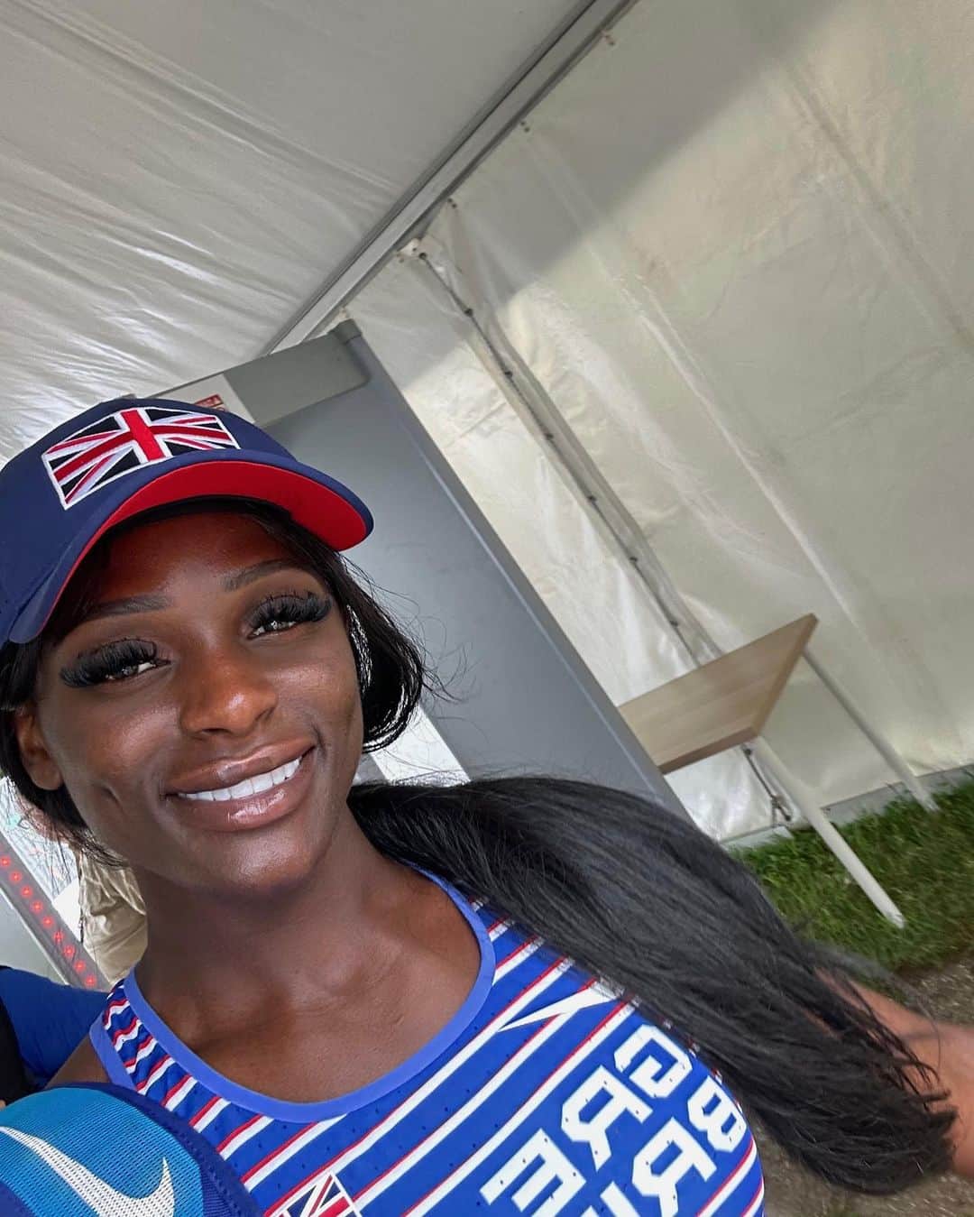 ダリル・ニータのインスタグラム：「Pre meet done! ⚡️feeling good, so excited to get it cracking tomorrow at the World Championships in Budapest 🇭🇺 I will be competing in the 100m , 200m and 4x100 relay 😁😁  Tune in to watch my first round in the 100m, BBC 11.10 U.K. time 📺⚡️  Let’s gooooo!!! 😈」