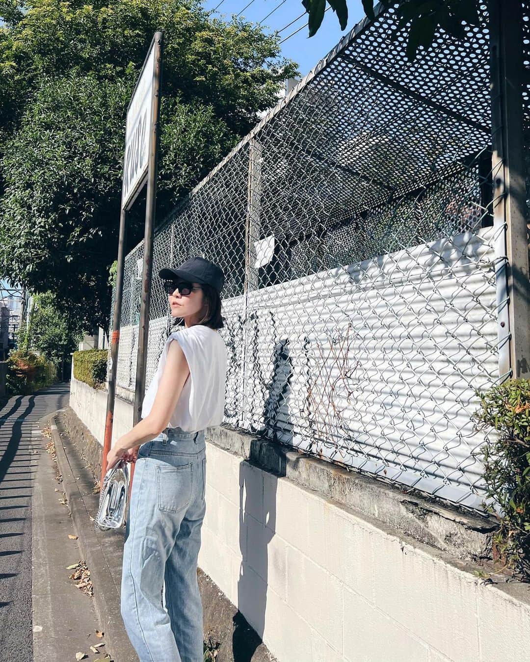 ALISA MATSUMURAのインスタグラム：「Style:) keep it simple…😎 . WHT×denim×👟×❤️ . 腕が…日焼けしてた日😇泣 . 📸　@sowelu_ 💛 . #denim#デニムコーデ#ZARA#スニーカー#スニーカーコーデ#ナイキ#NIKE#airmax95#airmax#👟#す」