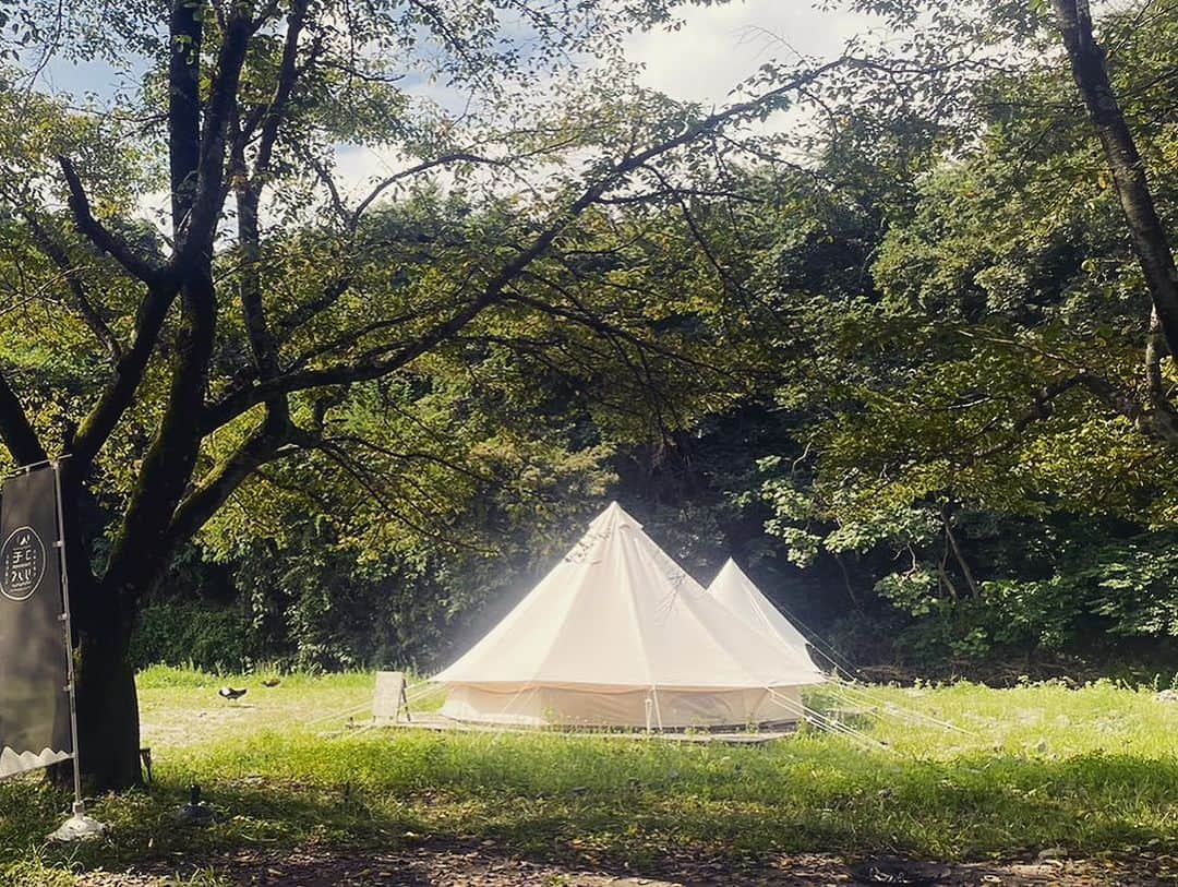 奥山レイカさんのインスタグラム写真 - (奥山レイカInstagram)「ムーミンバレーパークからグランピングに行ってきました😎🏕 晴れ女健在でありがたい事にめっちゃ天気良かったです☀️ 暑くてしんどいかなと思ったけど、川の近くだったので夜は涼しい！ 薪を割り忘れたのでキャンプファイヤー形式しにして焼きマシュマロキメて楽しんできました🫠 #グランピング #焼きマシュマロ #焚き火  #ときたまひみつきちコモリバ #ムーミンバレーパーク #ムーミン」8月19日 22時19分 - rks631