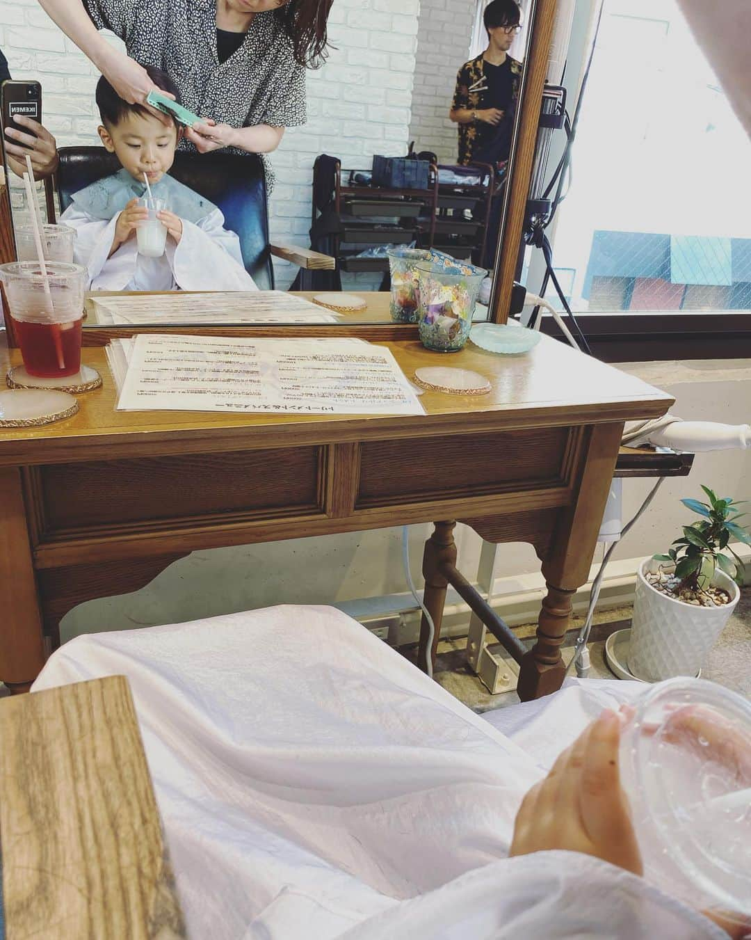 石川龍さんのインスタグラム写真 - (石川龍Instagram)「髪の毛が伸びてきたので散髪に行こうね、と。「どんな髪にしようか？」と聞くと「とっとと同じ髪にしたい」となんとも嬉しいことを言ってくれるようになりました。。  @kakutomo1 ちゃん、いつも可愛くカットしてくれてありがとう！」8月19日 22時20分 - slow_night