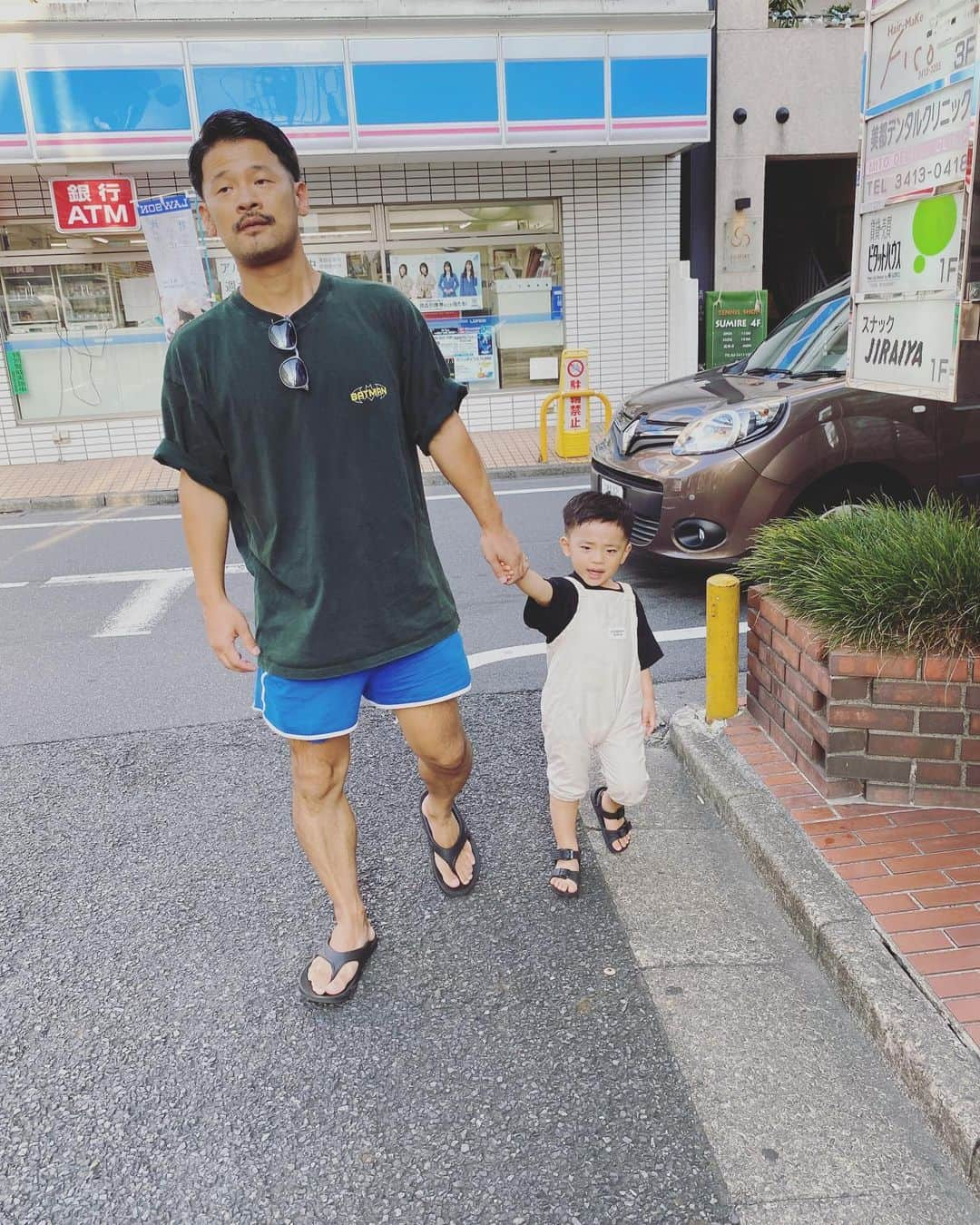 石川龍さんのインスタグラム写真 - (石川龍Instagram)「髪の毛が伸びてきたので散髪に行こうね、と。「どんな髪にしようか？」と聞くと「とっとと同じ髪にしたい」となんとも嬉しいことを言ってくれるようになりました。。  @kakutomo1 ちゃん、いつも可愛くカットしてくれてありがとう！」8月19日 22時20分 - slow_night