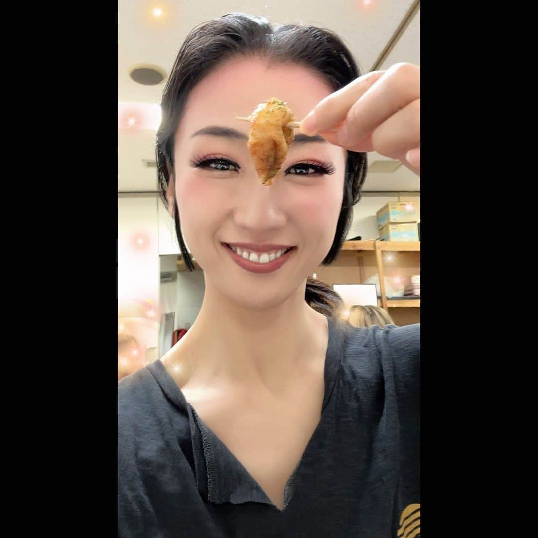 美翔かずきのインスタグラム：「トト様（和泉元彌さん）が、 トークショーでるかちゃんが話してた 🐙たこ焼き🐙を皆に買って来てくれたー❣️ ばんざーい❣️ ばんざーい❣️ばんざーい❣️ 大阪初たこ❣️❣️❣️ 喜びの自撮りよ☺️☺️☺️  明日千秋楽です🎊 お市様に出会えた事に感謝して、お市様の人生を生き抜きたいです！  🏯大阪公演📍近鉄アート館 20(日) 12:00~  ぜひ観にいらしてくださいませ✨✨✨  #プリトヨ」