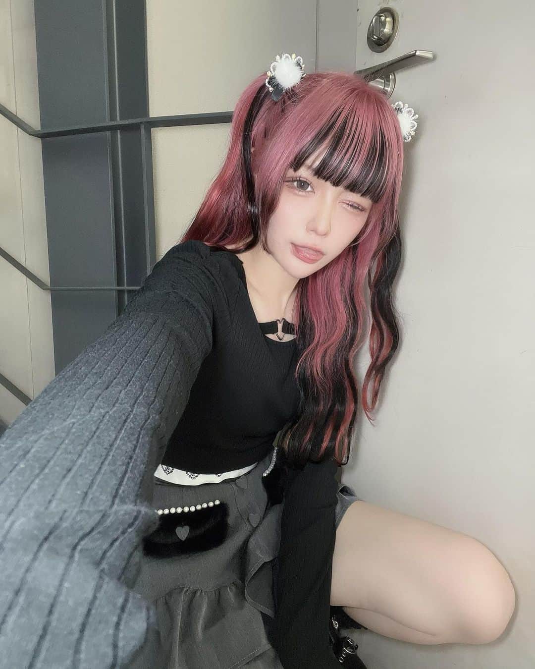 のインスタグラム：「つよいおんな😾 #ankrouge #アンクルージュ #大宮アルシェ #大宮 #アルシェ #ブラックコーデ #オールブラック #地雷系女子 #地雷 #地雷女 #地雷メイク #隠しきれないヲタク #ピンクヘア #派手髪 #派手髪女子 #ハイトーンカラー #黒インナー #ハーフツイン #自撮り界隈 #いいね返し #自発ください #l4l #f4f #japanesegirl #ootd」