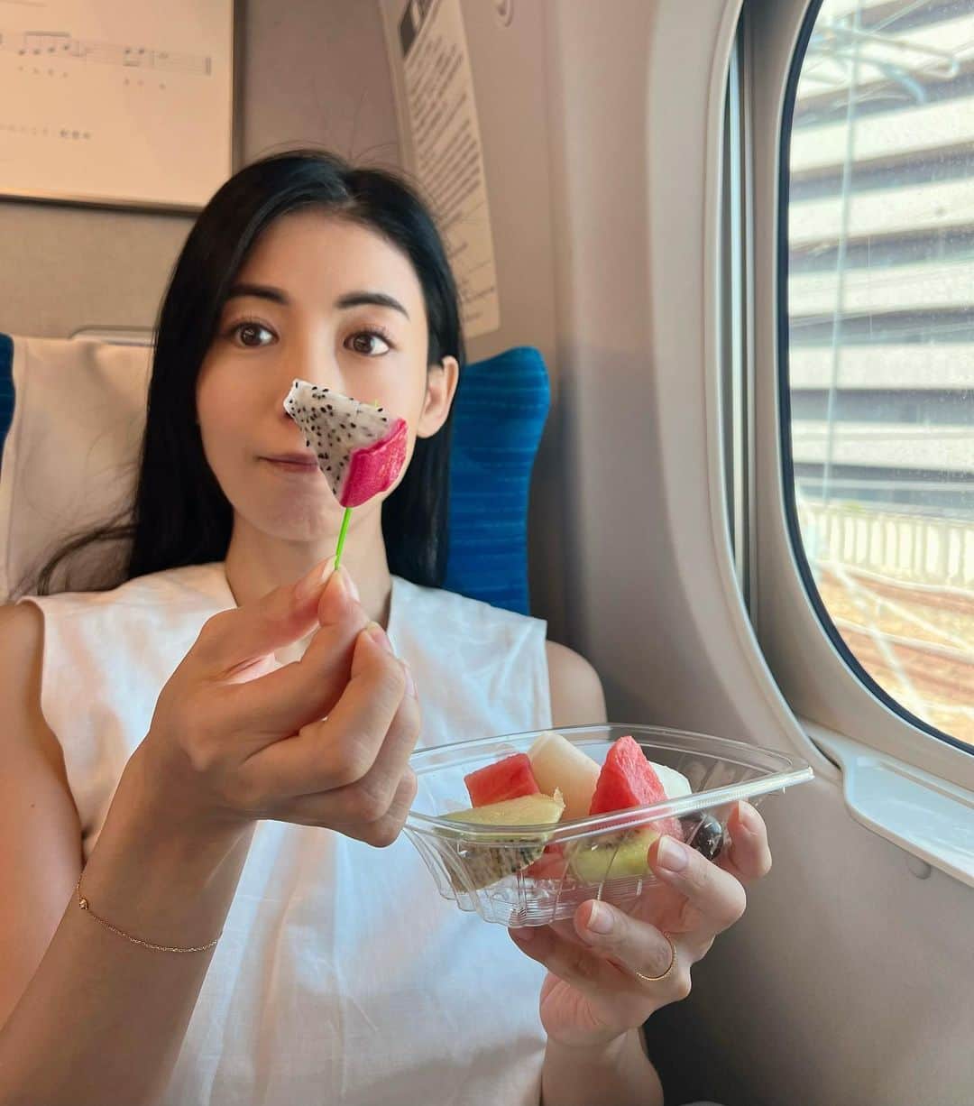 大久保麻梨子のインスタグラム：「日本與台灣的新幹線很像 各位柯南們 猜猜看 我在台灣？還是日本？ 為什麼？  日本と台湾の新幹線似てるよね さてコナンくん 私は今日本？それとも台湾？わかるかな？」