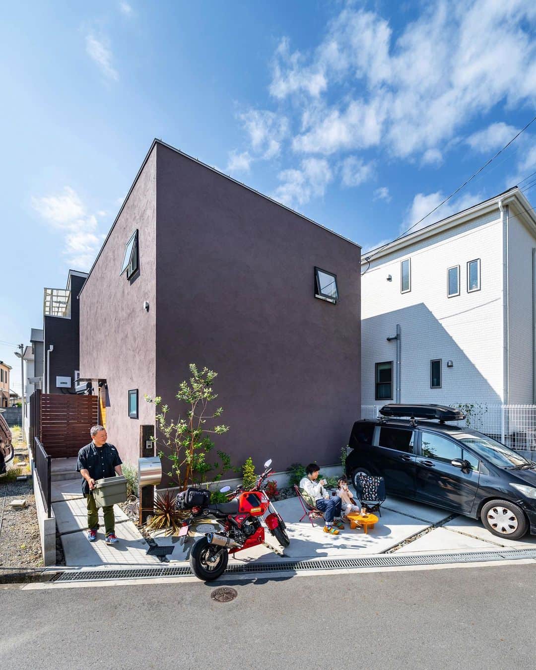D'S STYLEのインスタグラム：「.  家をおしゃれに住みこなそう そう着こなしと同じように ----------------------- ☞ more… @dsstyle ----------------------- https://www.d-s-style.com . 🍟D’S STYLEのサブアカウント ーオーナーの住みこなし紹介ー こちら☞@ds_picks . 🚪青葉台モデルハウス特設アカウント ☞  @dsstyle_aobadai_ ☞  @dsstyle_aobadai_funp . 🚪豊中モデルハウス特設アカウント ☞  @dsstyle_toyonaka . ☞  @dsstyle_toyonaka_funp . 🚪加古川モデルハウス特設アカウント ☞  @dsstyle_kakogawa  ☞  @dsstyle_kakogawa.funp . 🚪愛知 CBCモデルハウス特設アカウント ☞  @dsstyle_aichi_cbc ☞  @dsstyle_aichi_cbc_funp  . 🌵D’S STYLEのLINE公式アカウント こちら☞ @dsstyle_line . #dsstyle #ds #ディーズ #ディーズスタイル #新築一戸建て #こだわりの家 #家づくり #土間のある家 #塗り壁 #暮らしを楽しむ家づくり #塗り壁の家 #無垢床の家 #家を建てる #住まい #個性的な家 #土間のある暮らし #空 #外観 #外観デザイン #外構デザイン #エントランス #外構 #植栽デザイン #雲 #チョコレート色 #バイクのある風景 #バイクのある生活」