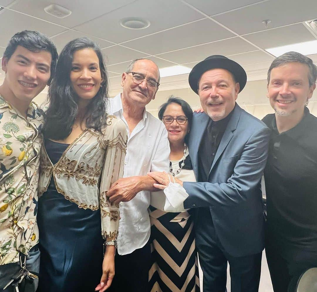 ダナイ・ガルシアさんのインスタグラム写真 - (ダナイ・ガルシアInstagram)「When you bring your entire familia to celebrate salsa music, amigos & community with your badass friend @ruben.blades !!!  Ruben you did it again! Amazing concert! The stage was packed and brought so much light & love to our lives for 2 and a half hours. 🤩🔥 Big shoutout to the musicians and the big band “Roberto Delgado” for such a special event! You guys rocked it! 🧡🌱🪴 ~~~~~~~~~~~~~~~~~~~~  Cuando traes a toda tu familia para celebrar la música salsa, los amigos y la comunidad con  @ruben.blades !!!  Rubén Increíble concierto! Gracias por darnos tanta luz y amor por 2 horas y media. 🤩🔥 ¡Un gran saludo a los músicos y la banda  big band “Roberto Delgado” por Este evento tan especial! La vida te da sorpresas, sorpresas te da la vida! 🤩🌱#rubenblades #concierto #herewego #salsanight #amigos #funwithfries #familia #comunidad #community #gratitute #musicos #sorpresa #music  Never forget the magic 🪴🌱」8月19日 22時31分 - danaygarcia1