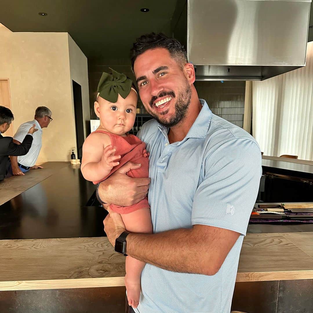 ジョッシュ・マレーのインスタグラム：「How precious is my little niece Miles 😍 Had a great time with my family last night celebrating @sweetchenmusic Brush Sushi restaurant @brushatl grand opening for friends and family.  Let’s just say we’ll be here quite often 😋🍣」