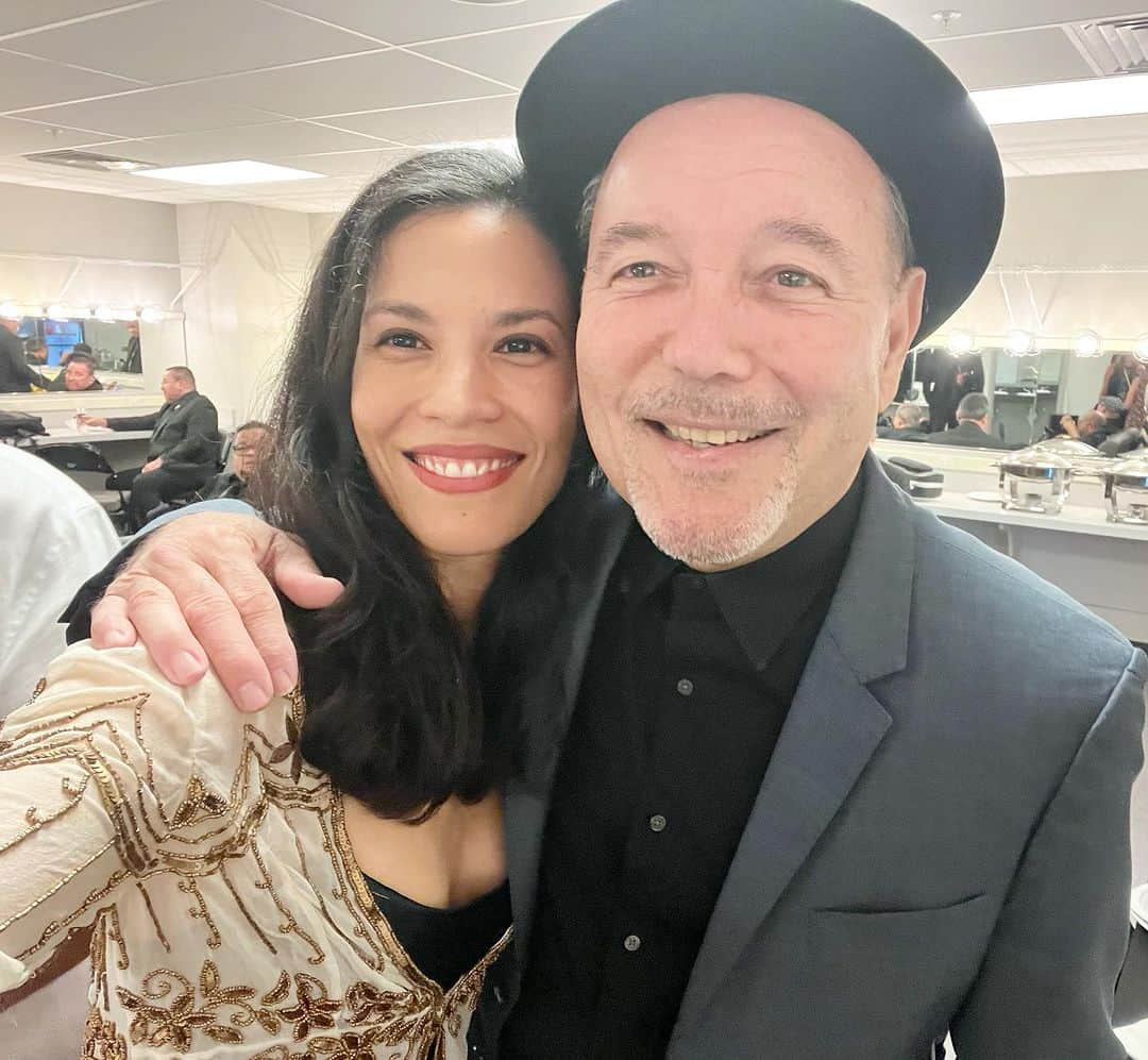 ダナイ・ガルシアのインスタグラム：「When you bring your entire familia to celebrate salsa music, amigos & community with your badass friend @ruben.blades !!!  Ruben you did it again! Amazing concert! The stage was packed and brought so much light & love to our lives for 2 and a half hours. 🤩🔥 Big shoutout to the musicians and the big band “Roberto Delgado” for such a special event! You guys rocked it! 🧡🌱🪴 ~~~~~~~~~~~~~~~~~~~~  Cuando traes a toda tu familia para celebrar la música salsa, los amigos y la comunidad con  @ruben.blades !!!  Rubén Increíble concierto! Gracias por darnos tanta luz y amor por 2 horas y media. 🤩🔥 ¡Un gran saludo a los músicos y la banda  big band “Roberto Delgado” por Este evento tan especial! La vida te da sorpresas, sorpresas te da la vida! 🤩🌱#rubenblades #concierto #herewego #salsanight #amigos #funwithfries #familia #comunidad #community #gratitute #musicos #sorpresa #music  Never forget the magic 🪴🌱」