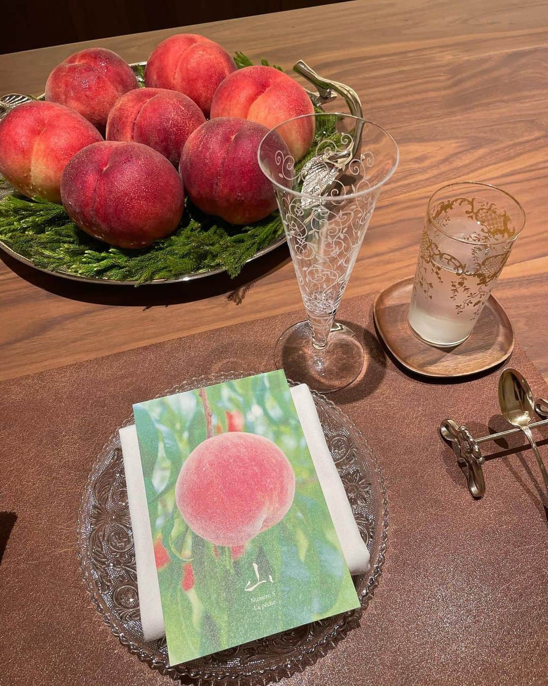 繭さんのインスタグラム写真 - (繭Instagram)「ㅤㅤㅤ ㅤㅤㅤ 大好きな @yama.shirokane さん。 去年はじめてお伺いしてから虜になってしまい、 季節が変わるたびに行かせていただいているお店😌  今回は桃と季節の食材🍑 ㅤㅤㅤ シェフの勝俣さんが 毎回食材について丁寧に説明してくださるので より一層一品一品に思い入れが強くなります🤲🏻  写真を見返しても全てが繊細で宝石みたい🥹🌹  #白金台 #yama #アシェットデセール #followme #followmejp #followjp」8月19日 22時32分 - mayumayu1008