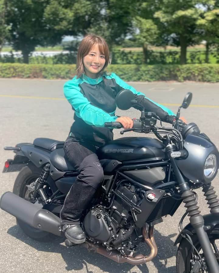 平嶋夏海のインスタグラム：「#バイクの日 なのでバイクと一緒に写ってる投稿します！ RIDERS CLUBさんの撮影 モビリティリゾートもてぎでのMotoフェスティバル webオートバイさんでYAMAHA E01の撮影 モトブロガーとして取材受けた撮影 川口オートレースでの撮影 MOTOGUZZIさんのイベント Ducatiさんのイベント 鹿沼木霊の森でオフロード走った時 YouTubeでライダーズカフェに行った時  今年も沢山走ってるな✌️✌️✌️ 今年も安全運転でバイクを楽しみます😌 また皆さんにお会いできるのを楽しみにしています！ #819の日」