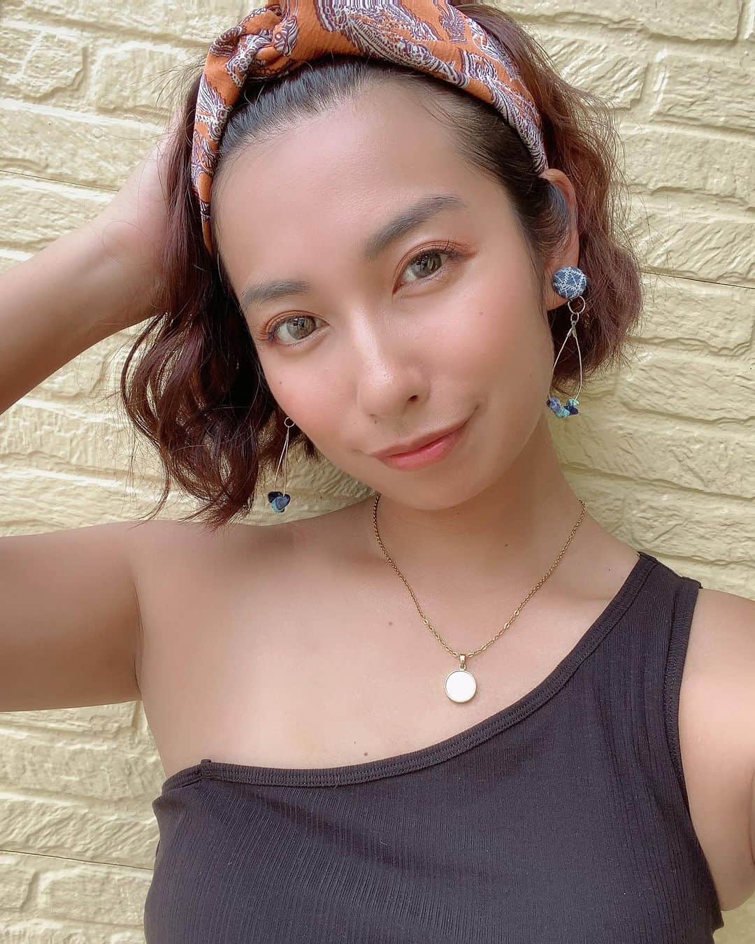 エマ中岡優姫のインスタグラム：「化粧後と化粧前💄✨ アプリのおかげで すっぴんでもお肌の艶が よく見えるね😇👏w 今日は翠ちゃんの @yuzunoito  バッグ買いに行きたくて お出かけ前に @mirasakacoffee に 行ったよぉ〜！ さて、私はどのバッグを 買ったでしょ〜う？笑 全部可愛すぎて 悩んだわ🥳 ちなみにイヤリングも @yuzunoito 🩷 #こぎん刺し  かわいいものをゲットできて 幸せ〜😘」
